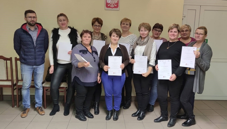 Zdjęcie główne newsa: Pierwsi uczestniczy kursu komputerowego ECDL odebrali zaświadczenia o odbytym kursie