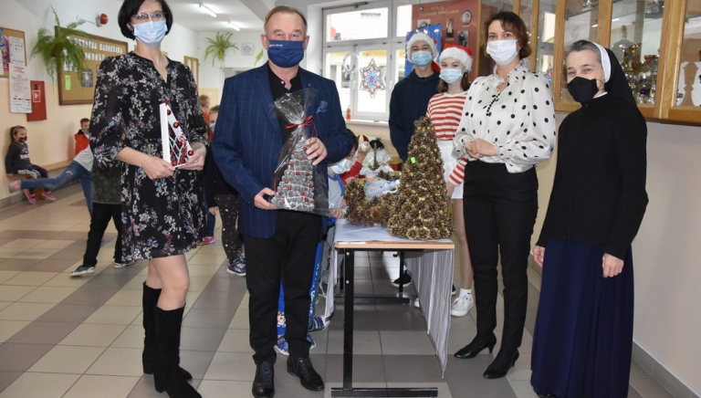 Zdjęcie główne newsa: Kiermasz świąteczny pełen gorących serc w Szkole Podstawowej w Sieniawie