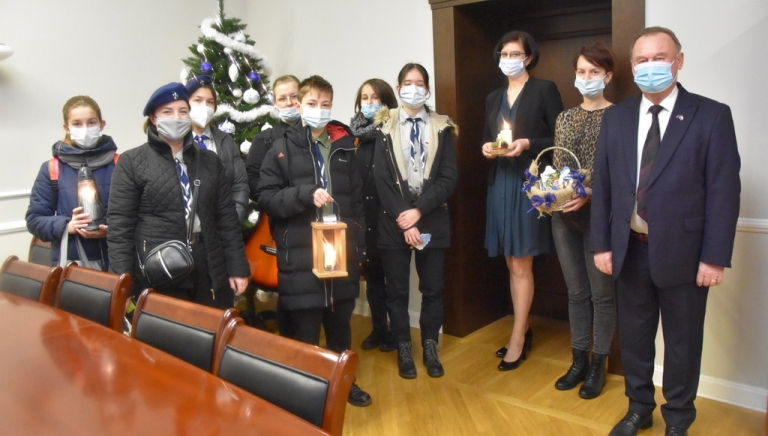 Zdjęcie główne newsa: Harcerze przynieśli do Urzędu Miasta i Gminy w Sieniawie Betlejemskie Światło Pokoju