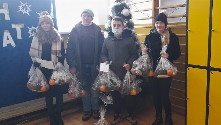 Zdjęcie główne newsa: Uczniowie SP w Rudce odwiedzili osoby starsze i obdarowali świątecznymi upominkami