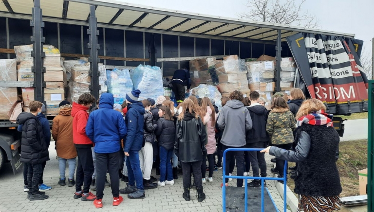 Zdjęcie główne newsa: Do Sieniawy dotarł TIR darów dla uchodźców od Stowarzyszenia 