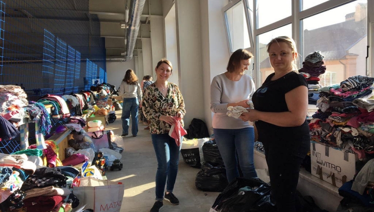 Zdjęcie główne newsa: Niedzielny wolontariat w Sieniawie - segregowaliśmy odzież, obuwie i zabawki