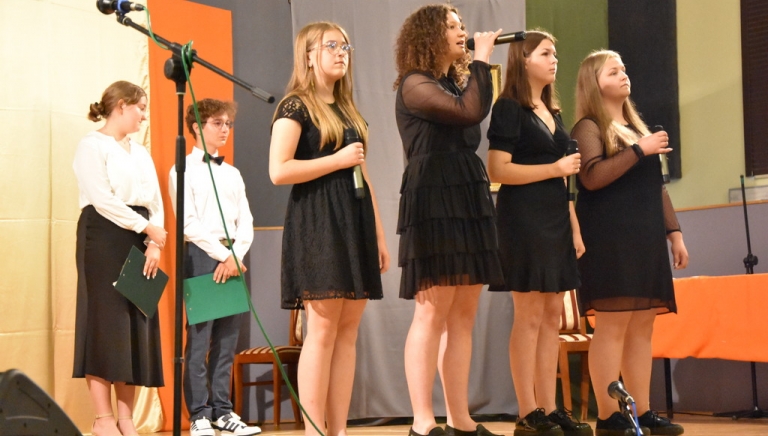 Zdjęcie główne newsa: Uroczyste zakończenie roku szkolnego 2021/2022 Szkoły Podstawowej w Sieniawie w sali 