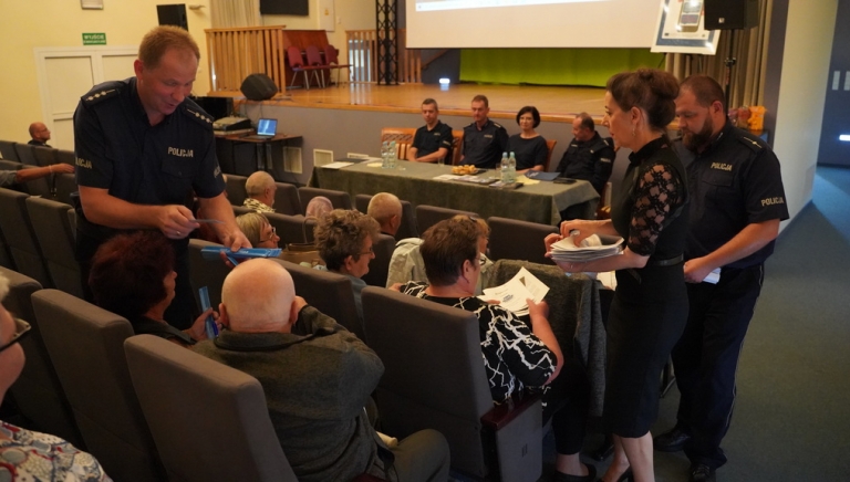 Zdjęcie główne newsa: „Fałszywy telefon – zagrożone oszczędności” – spotkanie z seniorami w „Sokole”