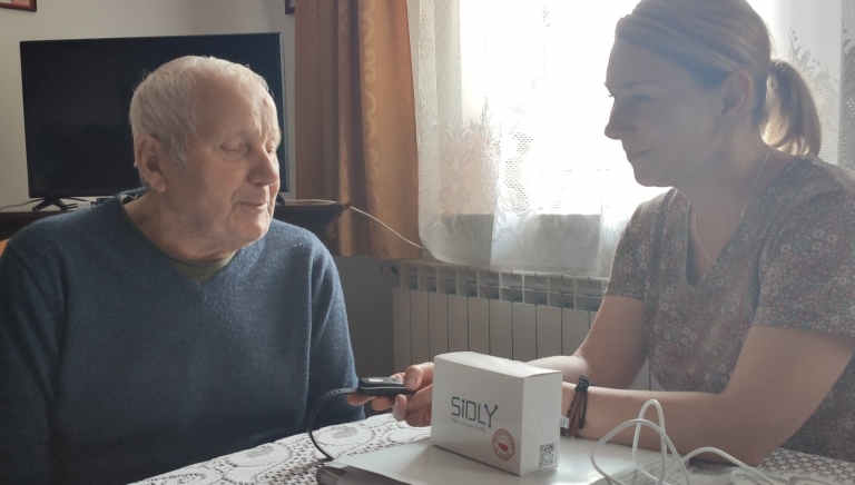 Zdjęcie główne newsa: „Korpus Wsparcia Seniorów” - pracownicy socjalni M-GOPS w Sieniawie rozdają seniorom opaski medyczne