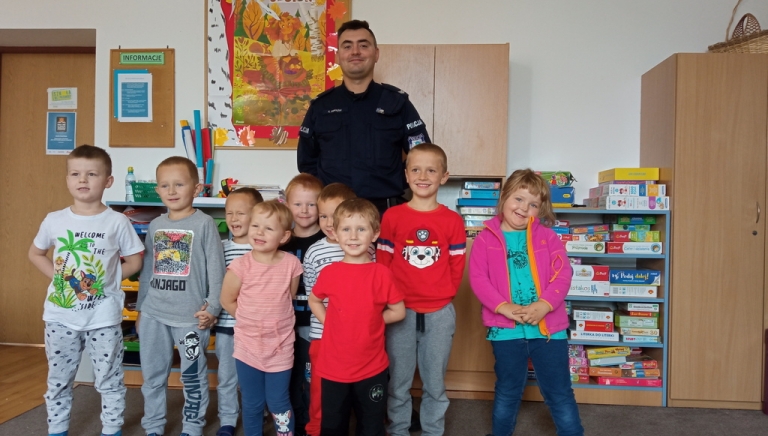 Zdjęcie główne newsa: Rozmawiali o bezpieczeństwie. Spotkanie z policjantem w SP w Rudce