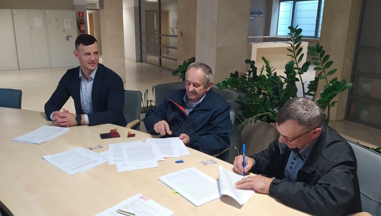 Zdjęcie główne newsa: Podpisanie umowy przez OSP w Dobrej na budowę placu zabaw