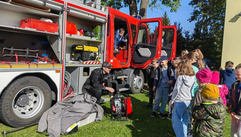 Zdjęcie główne newsa: Spotkanie ze strażakami z OSP Sieniawa w Szkole Podstawowej w Wylewie