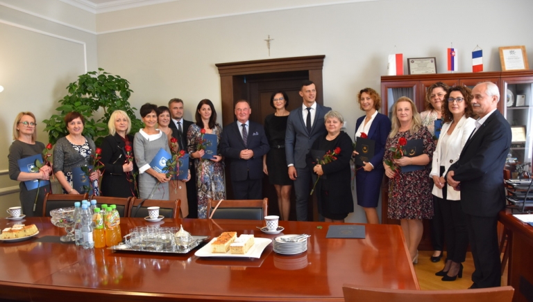 Zdjęcie główne newsa: Nagrody Burmistrza Miasta i Gminy Sieniawa z okazji Dnia Edukacji Narodowej