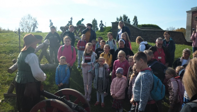 Zdjęcie główne newsa: Uczniowie SP w Czerwonej Woli na wycieczce śladami patrona szkoły