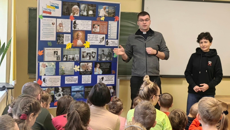 Zdjęcie główne newsa: Społeczność Szkoły Podstawowej w Wylewie upamiętniła postać papieża - Jana Pawła II