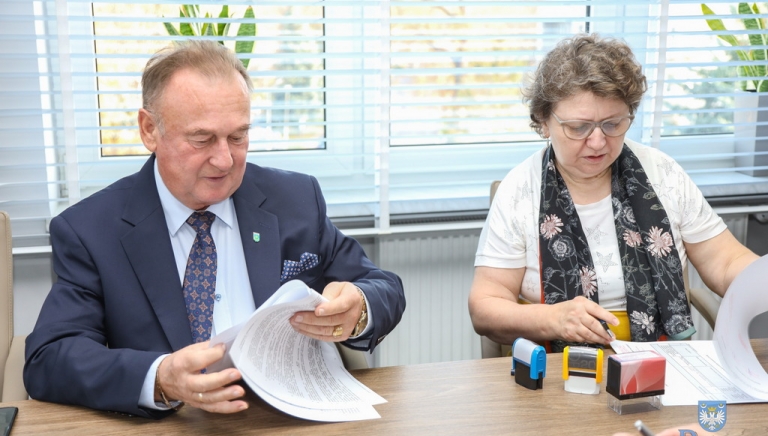 Zdjęcie główne newsa: Podpisanie umowy o dofinansowanie na zakup samochodu do przewozu osób niepełnosprawnych dla ŚDS