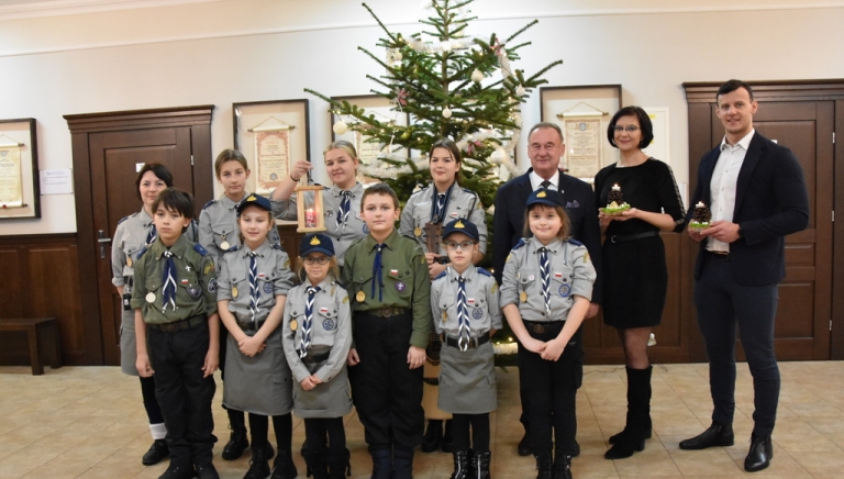 Zdjęcie główne newsa: Harcerze i zuchy przynieśli do urzędu Betlejemskie Światło Pokoju
