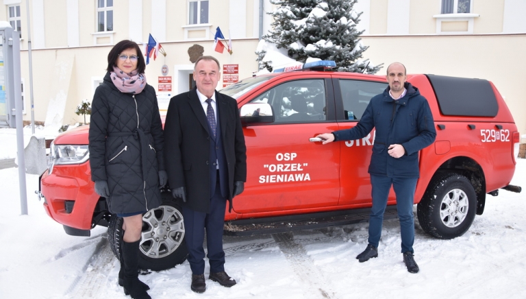 Zdjęcie główne newsa: Strażacy z Sieniawy mają nowy wóz