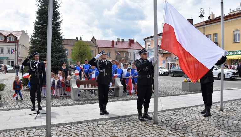Zdjęcie główne newsa: Powiewa dumna, biało-czerwona. Dzień Flagi w Sieniawie