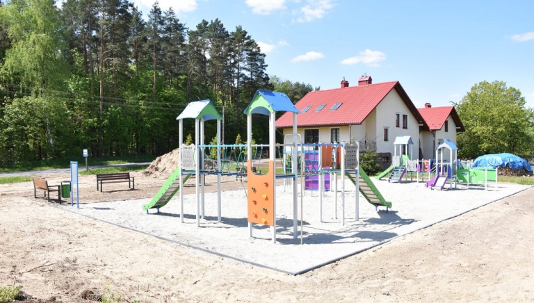 Zdjęcie główne newsa: W Dobrej powstał kolejny plac zabaw