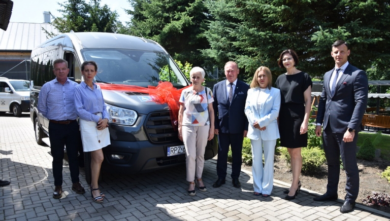 Zdjęcie główne newsa: ŚDS w Sieniawie otrzymał nowy samochód do przewozu osób z niepełnosprawnościami