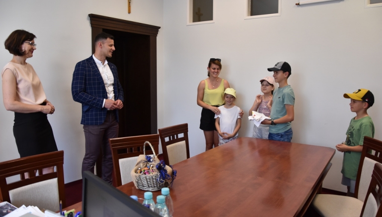 Zdjęcie główne newsa: Półkolonie z Akademią Jaskółki. Dzieci gościły z wizytą w Urzędzie Miasta i Gminy w Sieniawie