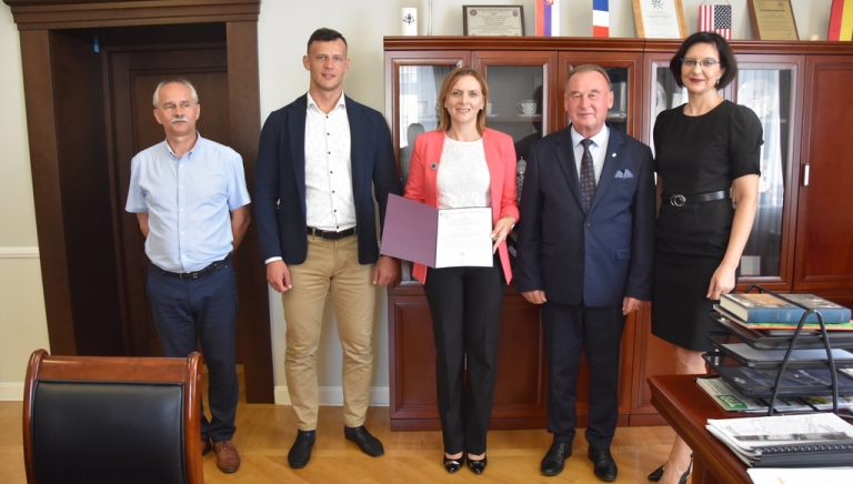 Zdjęcie główne newsa: Pedagog Małgorzata Goch odebrała akt mianowania z rąk Burmistrza Miasta i Gminy Sieniawa