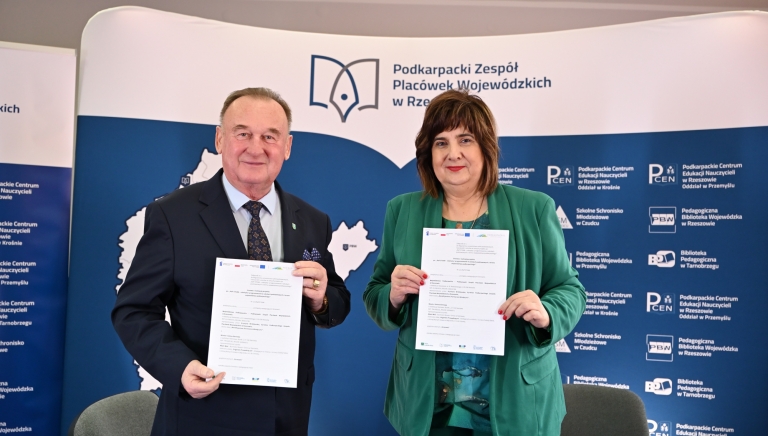 Zdjęcie główne newsa: Burmistrz podpisał umowę na realizację projektu pn. „RaP STEAM- robotyka i programowanie w szkołach podstawowych z terenu województwa podkarpackiego”