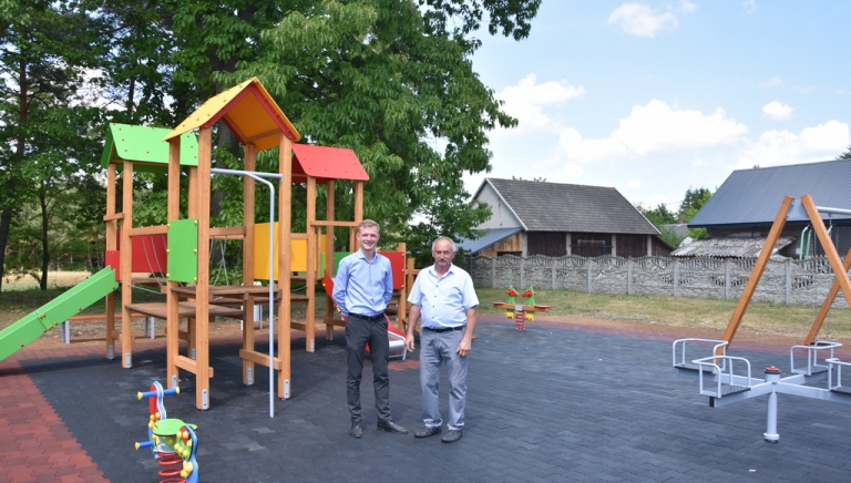 Zdjęcie główne newsa: Plac zabaw w Czerwonej Woli już cieszy najmłodszych