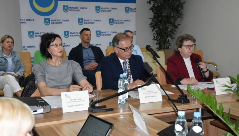 Zdjęcie główne newsa: Absolutorium i wotum zaufania dla Burmistrza Miasta i Gminy Sieniawa - III sesja Rady Miejskiej w Sieniawie