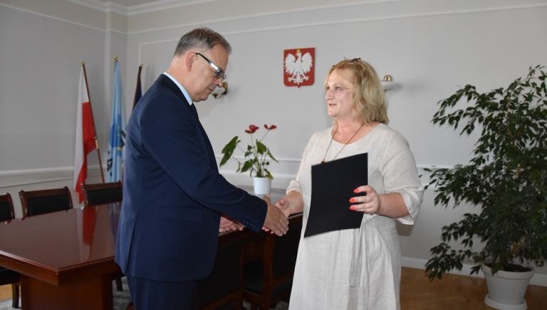 Zdjęcie główne newsa: Powierzenie obowiązków Dyrektora Miejskiego Przedszkola w Sieniawie pani Bernadecie Ciurko