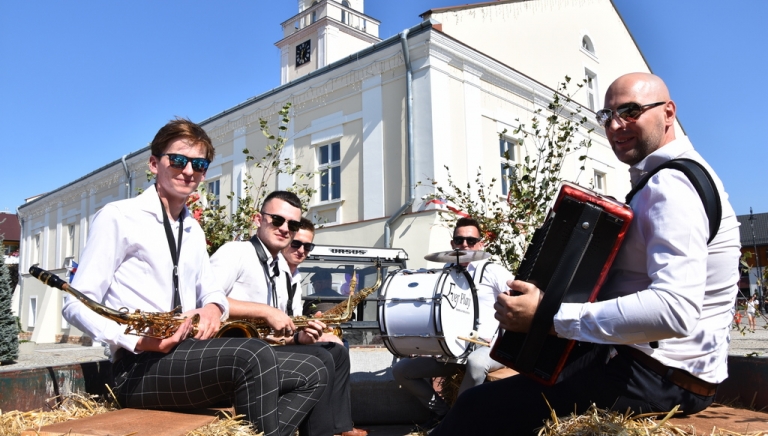 Zdjęcie główne newsa: „Plon niesiemy, plon…” - rolnicy z Miasta i Gminy Sieniawa świętowali w Leżachowie miejsko-gminne dożynki