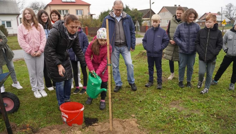 Zdjęcie główne newsa: Akcja sadzenia drzew miododajnych
