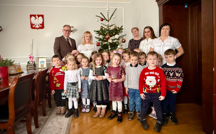 Zdjęcie główne newsa: Ze świątecznymi życzeniami w sieniawskim urzędzie
